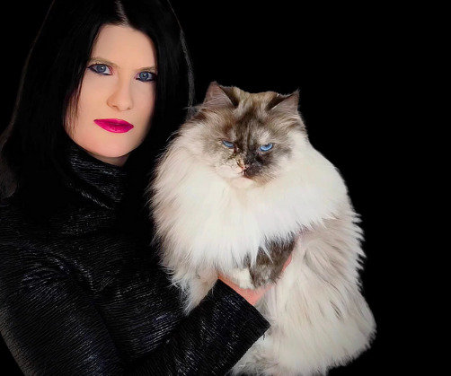 Gothic Girl mit Katze. Böser extravaganter Look. Neva Masquarade mit Punk. Punkrock Züchterin von Sibirischen Katzen.